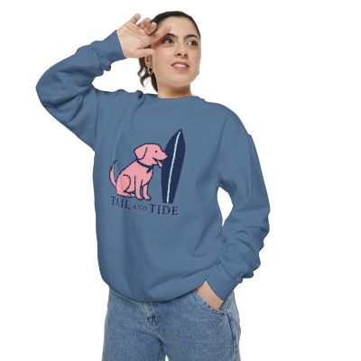 Blue jean Labrador crewneck sweatshirt, vintage coastal dog mom style with Tail & Tide design lifestyle